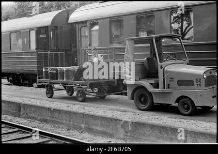 Der Dollarzug macht eine Residenz am Bahnhof Sollefteå. Unter den Toiletten der Waggons befinden sich Kunststoffbehälter. Stockfoto