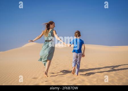 Mutter und Sohn in der Wüste. Reisen mit Kindern Konzept. Tourismus wieder eröffnet nach Quarantäne COVID 19 Stockfoto