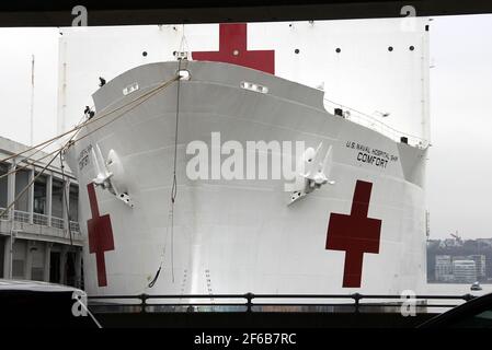 New York, NY, USA - 30. März 2020: Das Krankenhausschiff USNS COMFORT dockte am Pier 90 an, bei der Ankunft in NYC, Teilansicht, Manhattan West Side Stockfoto