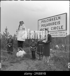 Polarkreis, Kung Bore, Sunlit Nights Land Cruises (SNLC) Ventory, Sami und Tomte.Sign mit dem Text: Polcircle polarkreisarian Circle Equator 7389 km Stockfoto