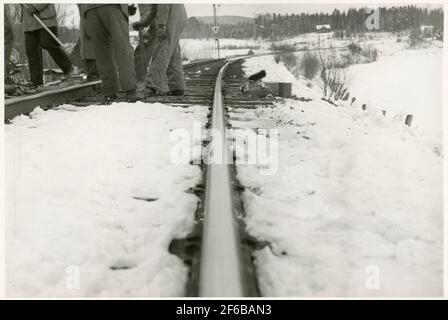 Banwork nach dem Wiederanfahren des Zuges 93, des Nordarms, auf der Strecke zwischen Simeå und Unterwache in 1956-03-27. Stockfoto