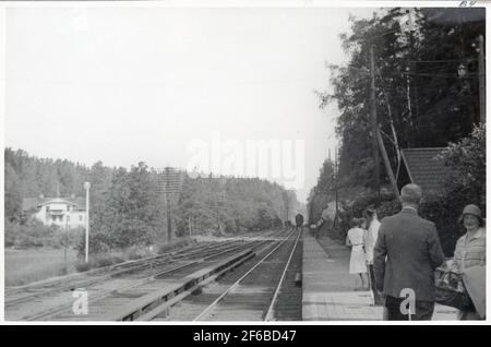 Reisen wartet auf den Zug in Graversfors. Stockfoto