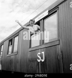 Die Staatsbahnen, SJ Zug nach Hause Stockholm - Göteborg. Frau winkt vom Trolley-Fenster. Stockfoto