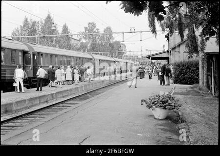 Der Dollarzug macht eine Residenz am Bahnhof Sollefteå. Das Musikkorps von I21 begrüßt die Passagiere Herzlich Willkommen. Stockfoto