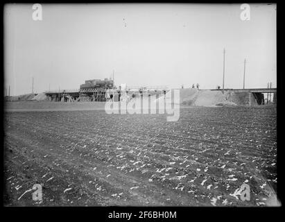 Wiederaufbau des Viadukts über die Malmö Ystads Eisenbahn, auf der Strecke zwischen Malmö und Trelleborg. Probenbeladung des provisorischen Viadukts. Stockfoto
