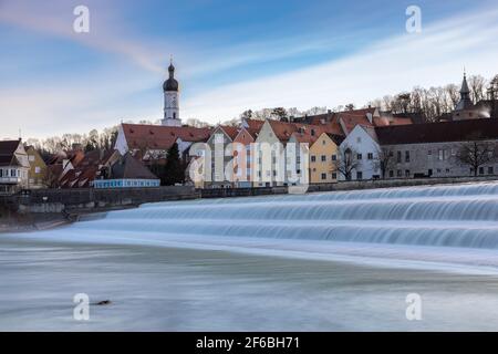 Morgendämmerung am Wehr am Lech in Landsberg, Bayern, Deutschland Stockfoto