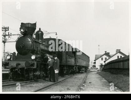 Die Staatsbahnen, SJ C3 1533 und SJ Bo7 2812. Dieser Wagen wurde 1893 aus zwei zweiachsigen Wagen B1B 456 und 458 gebaut. Erstere hatte ursprünglich als "Kronprinzessin Wagon" in den königlichen Zug eingestiegen. Im Jahr 1930 wurde der Wagen aus der Werkstatt von SJ in SantaBoda zu Messwagen für die Prüfung des Gleismodus gebaut. Als solches wurde es 1962 auf den Service-Parkplatz verlegt. Stockfoto