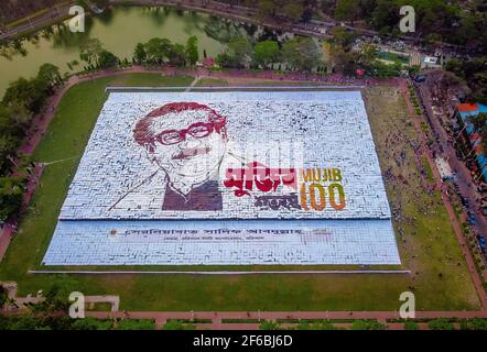 Menschen aus Barisal, einer Stadt von Bangladesch haben das größte menschengemachte Logo in mehr als 1, 60.000 Quadratfuß Feldfläche gemacht, um das Geburtsjahr 100th des Vaters der Nation zu feiern, “Bangabandhu, Sheikh Mujibur Rahman am 30th. März, 2021. Insgesamt 10.050 Plakat insgesamt 120 Zeilen, wobei jede Zeile aus 84-85 Plakaten besteht, werden verwendet, um das längste und größte von Menschen gemachte Logo zu machen. Mindestens 100-120 Arbeiter arbeiteten bis 12-13 Tage hart, um dieses riesige Logo zu machen und rund 10000 Menschen standen mit Plakaten in den Händen, um das Logo erfolgreich sichtbar zu machen. (Foto von Mustasinur Stockfoto