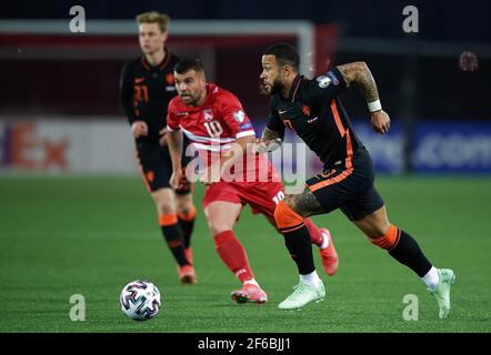 Gibraltar. März 2021, 30th. Memphis Depay (R) aus den Niederlanden steht mit Liam Walker aus Gibraltar beim Qualifikationsspiel der FIFA Fußball-Weltmeisterschaft 2022 zwischen Gibraltar und den Niederlanden im britischen Gibraltar am 30. März 2021. Quelle: Pablo Morano/Xinhua/Alamy Live News Stockfoto