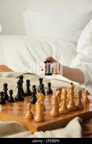 Schachspielerin Frau Lernt Schacheröffnung, Indem Sie Mit Sich Selbst Spielt. Schwarzes Pferd Einen Schritt Vorwärts. Schachbrett Aus Holz Mit Schachfiguren Auf Hellem Hintergrund. Strategie Board Spiel Gespielt. Nahaufnahme Stockfoto
