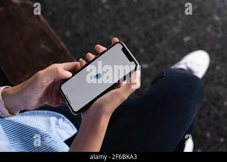 CHIANG MAI, THAILAND, MAR 31, 2021 : mit PayPal für Online-Shopping. PayPal ist ein weltweites Online-Zahlungssystem und eine der beliebtesten Möglichkeiten Stockfoto