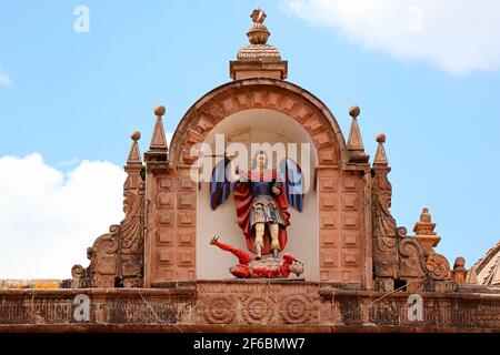 Beeindruckende Statue des Erzengels Michael, der den Teufel an der Fassade der Triumphkirche in Cuzco, Peru, erschlugen hat Stockfoto