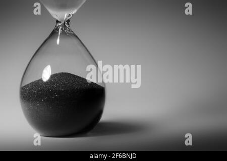 Schwarzweiß-Foto der Sanduhr Nahaufnahme Stockfoto