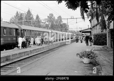 Der Dollarzug macht eine Residenz am Bahnhof Sollefteå. Das Musikkorps von I21 begrüßt die Passagiere Herzlich Willkommen. Stockfoto