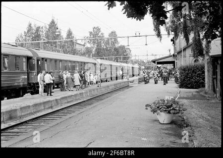 Der Dollarzug macht eine Residenz am Bahnhof Sollefteå. Das Musikkorps von I21 begrüßt die Passagiere Herzlich Willkommen. Stockfoto