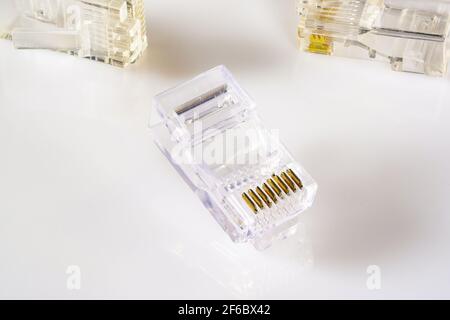 RJ-45-Anschluss. Transparenter RJ45-Steckverbinder für Netzwerk und Internet. Nahaufnahme des Makros auf einem glänzenden weißen Hintergrund mit Schatten. Stockfoto