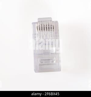 RJ-45-Anschluss. Transparenter RJ45-Steckverbinder für Netzwerk und Internet. Nahaufnahme Makro auf weißem Hintergrund isoliert. Stockfoto