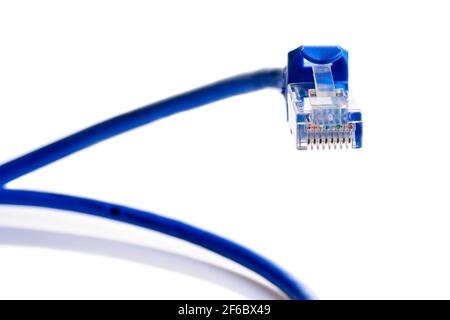 RJ-45-Anschluss auf blauem Patchkabel für Netzwerk-LAN-ethernet-Verbindung. Schlangenförmiger Plug. Nahaufnahme Makro auf weißem Hintergrund isoliert. Stockfoto