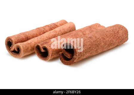 Zimtstangen zum Kochen und Kosmetik. Nahaufnahme-Makro auf weißem Hintergrund mit Schatten isoliert. Volle Schärfentiefe, hohe Auflösung. Stockfoto