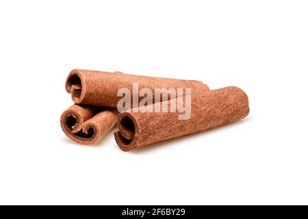 Zimtstangen zum Kochen und Kosmetik. Nahaufnahme-Makro auf weißem Hintergrund mit Schatten isoliert. Volle Schärfentiefe, hohe Auflösung. Stockfoto