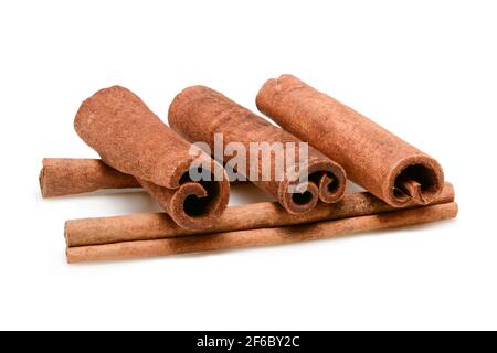 Zimtstangen zum Kochen und Kosmetik. Nahaufnahme-Makro mit fünf Stöcken, isoliert auf weißem Hintergrund und Schatten. Volle Schärfentiefe, hohe Auflösung. Stockfoto