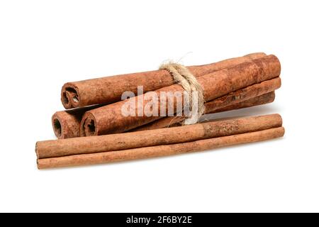 Zimtstangen zum Kochen und Kosmetik. Nahaufnahme mit vier Stöcken, isoliert auf weißem Hintergrund mit Schatten. Volle Schärfentiefe, hohe Auflösung. Stockfoto