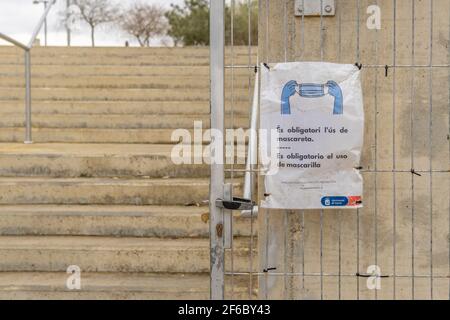 Son Caliu, Spanien; 21 2021. märz: Zeichen der obligatorischen Verwendung der Gesichtsmaske am Eingang eines Sportortes. Unterschreiben Sie mit Text auf Spanisch und Katalanisch, die sagen Stockfoto