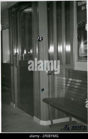 Bei der Ticketexpedition am Bahnhof Pålsboda. Stockfoto