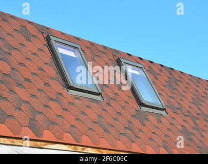 Dachkonstruktion mit neu installierten Dachfenstern oder Dachfenstern Stockfoto