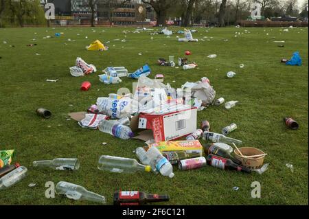 Birmingham, West Midlands, Großbritannien. 31. März 2021. Ein Meer von Müll wurde heute Morgen über den Cannon Hill Park gestreut, nachdem Dutzende Menschen bei den Rekordtemperaturen im März gestern zum Sonnenbaden kamen. Glasflaschen, Hippie-Crack-Gaskannister und BBQ's wurden auf dem Gras abgeladen. Eine Kanadische Gans wackelte fast ungläubig durch das herzzerreißende Chaos, was ihr Zuhause geworden ist. Auch die Abfallbehälter waren überfüllt mit Müll. PIC by Credit: Stop Press Media/Alamy Live News Stockfoto