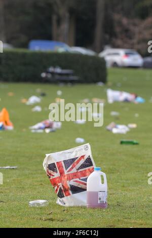 Birmingham, West Midlands, Großbritannien. 31. März 2021. Ein Meer von Müll wurde heute Morgen über den Cannon Hill Park gestreut, nachdem Dutzende Menschen bei den Rekordtemperaturen im März gestern zum Sonnenbaden kamen. Glasflaschen, Hippie-Crack-Gaskannister und BBQ's wurden auf dem Gras abgeladen. Eine Kanadische Gans wackelte fast ungläubig durch das herzzerreißende Chaos, was ihr Zuhause geworden ist. Auch die Abfallbehälter waren überfüllt mit Müll. PIC by Credit: Stop Press Media/Alamy Live News Stockfoto