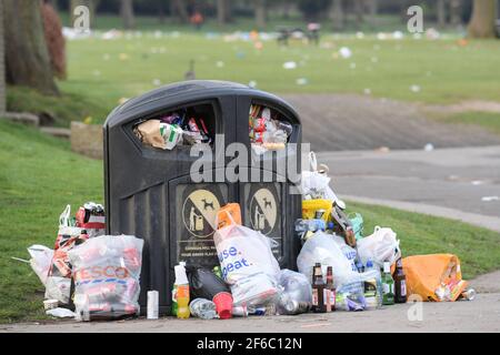 Birmingham, West Midlands, Großbritannien. 31. März 2021. Ein Meer von Müll wurde heute Morgen über den Cannon Hill Park gestreut, nachdem Dutzende Menschen bei den Rekordtemperaturen im März gestern zum Sonnenbaden kamen. Glasflaschen, Hippie-Crack-Gaskannister und BBQ's wurden auf dem Gras abgeladen. Eine Kanadische Gans wackelte fast ungläubig durch das herzzerreißende Chaos, was ihr Zuhause geworden ist. Auch die Abfallbehälter waren überfüllt mit Müll. PIC by Credit: Stop Press Media/Alamy Live News Stockfoto