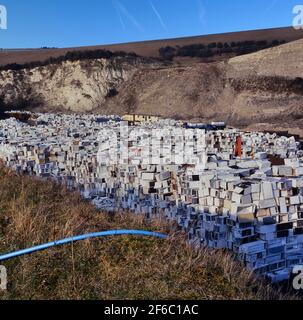 Alte Kühlschränke und Kühlschränke warten auf das Recycling im temporären Lagerort von Greystone Quarry, Southerham Pit bei Lewes, East Sussex, England. 2003 Stockfoto