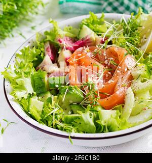 Ketogenic Diätfrühstück. Salatsalat mit Gemüse, Gurken, Sellerie und Wassermelone Rettich. Keto, Paleo Lunch. Stockfoto