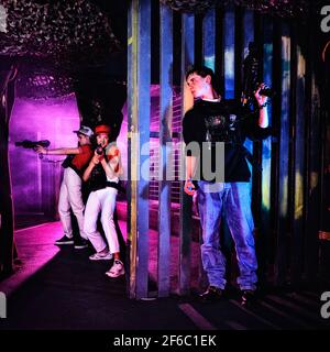 Teenager des Spiels Laser Quest, Skegness Pier, Lincolnshire, England, Großbritannien Stockfoto