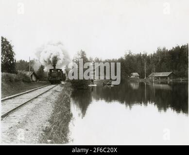 Frövi - Ludvika Railway, folgen Sie Lok 13 verlässt den Globus. Stockfoto