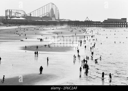 South Pier, Strand und Vergnügungsstrand vom Central Pier aus gesehen, Blackpool, Lancashire, England, Großbritannien Stockfoto