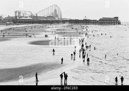 South Pier, Strand und Vergnügungsstrand vom Central Pier aus gesehen, Blackpool, Lancashire, England, Großbritannien Stockfoto