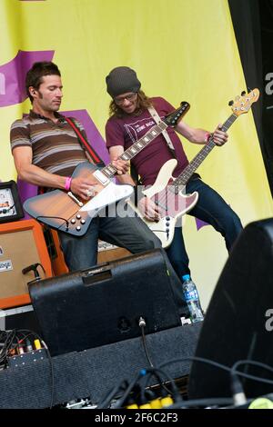 Jamie O'Gorman und Greg Churchhouse von Scouting for Girls Playing Live auf der Bühne beim Midlands Festival 2010 Stockfoto