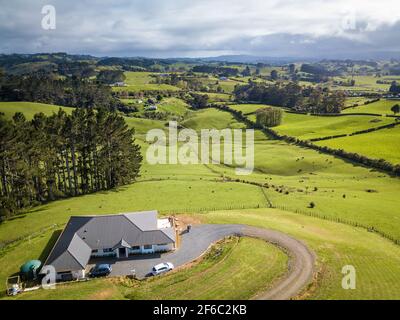 Drohne Blick auf Gebäude in grüner Landschaft. Luftaufnahme von Neuseeland fantastische Landschaften und Landschaften. Stockfoto