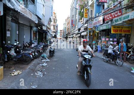 CAN THO, VIETNAM - 17. FEBRUAR 2013: Tausende von Motorrädern und Motorroller in Can Tho, Vietnam. In der größten Stadt des Mekong-Deltas ist der Verkehr Stockfoto