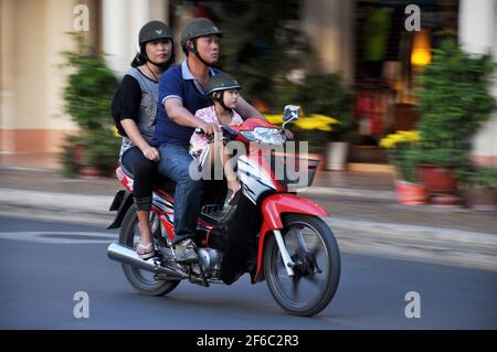 CAN THO, VIETNAM - 17. FEBRUAR 2013: Einheimische mit Motorrad fahren in der größten Stadt des Mekong-Deltas, wo der Verkehr oft überläuft Stockfoto