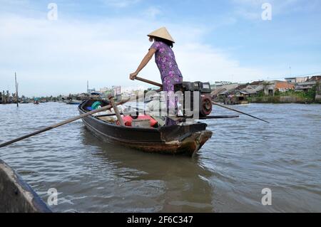 CAI RANG, VIETNAM - 17. FEBRUAR 2013: Menschen, die mit ihren Holzbooten in Mekong Delta reisen und arbeiten, wo der Transport nur auf b möglich ist Stockfoto