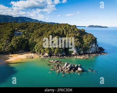 Drohnenansicht auf felsigem Kap an tropischer Küste. Luftaufnahme von Neuseeland fantastische Landschaften und Landschaften. Stockfoto