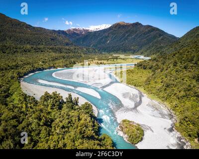 Türkisfarbener Flussfluss im sich drehenden Fluss, der in mehrere Bäche unterteilt ist. Luftaufnahme von Neuseeland fantastische Landschaften und Landschaften. Stockfoto