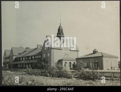 Haparanda Station House. Bahnhofshaus in Brick 1915. Architekt F. Zettervall. K-markiert im Jahr 1986. Der Bahnhof wurde 1915 gebaut, der Bahnhof 1919 fertiggestellt. Provisorischer Verkehr wurde 1915-06-18 eröffnet.Persontuits startete zum Hafen von Haparanda 1916-01-21. Stockfoto