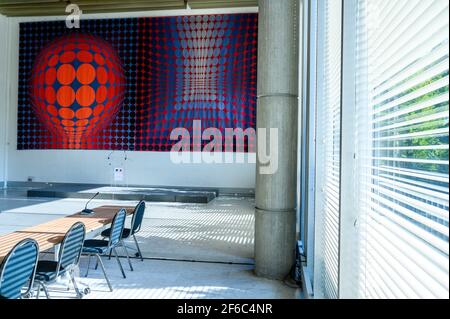 Ansicht der Vasarely-Kunst an der Wand in der Präsentationshalle. Innenansicht des Hauts-de-seine-Gebäudes der Polizeipräfektur. Stockfoto