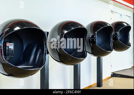 Retro-Look von vier kugelförmigen Telefonzellen an der Wand. Innenansicht des Hauts-de-seine-Gebäudes der Polizeipräfektur. Stockfoto