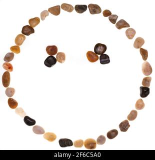 Emoji (Emoticon) des Gesichts ohne Mund (in Stille) handgefertigt mit Steinen (Felsbrocken). Isoliert auf weißem Hintergrund Kollektion mit Steinen. Stockfoto