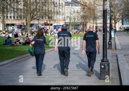 Covid-Marshals patrouillieren auf College Green vor einem Protest gegen das Gesetz „Kill the Bill“ in Bristol gegen das Gesetz über Polizei, Kriminalität, Verurteilung und Gerichte. Stockfoto